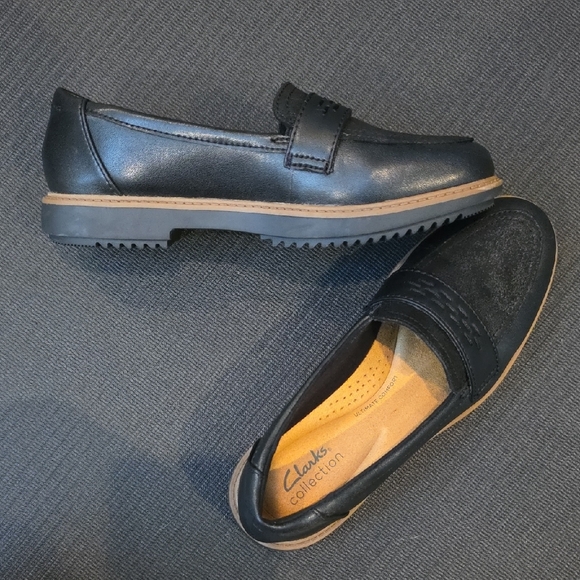 Clarks Women's Black Loafers - Picture 2 of 9